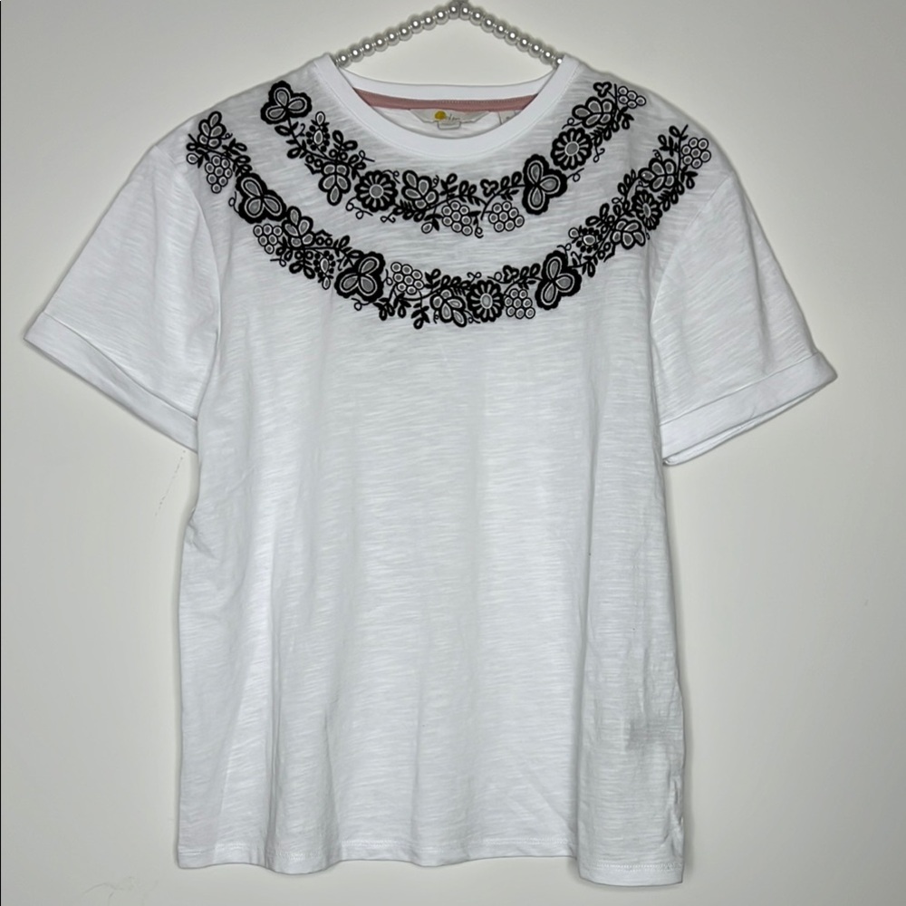 BODEN ~ White Floral Embroidered Top ~ LIKE NEW! ~ SIZE MEDIUM